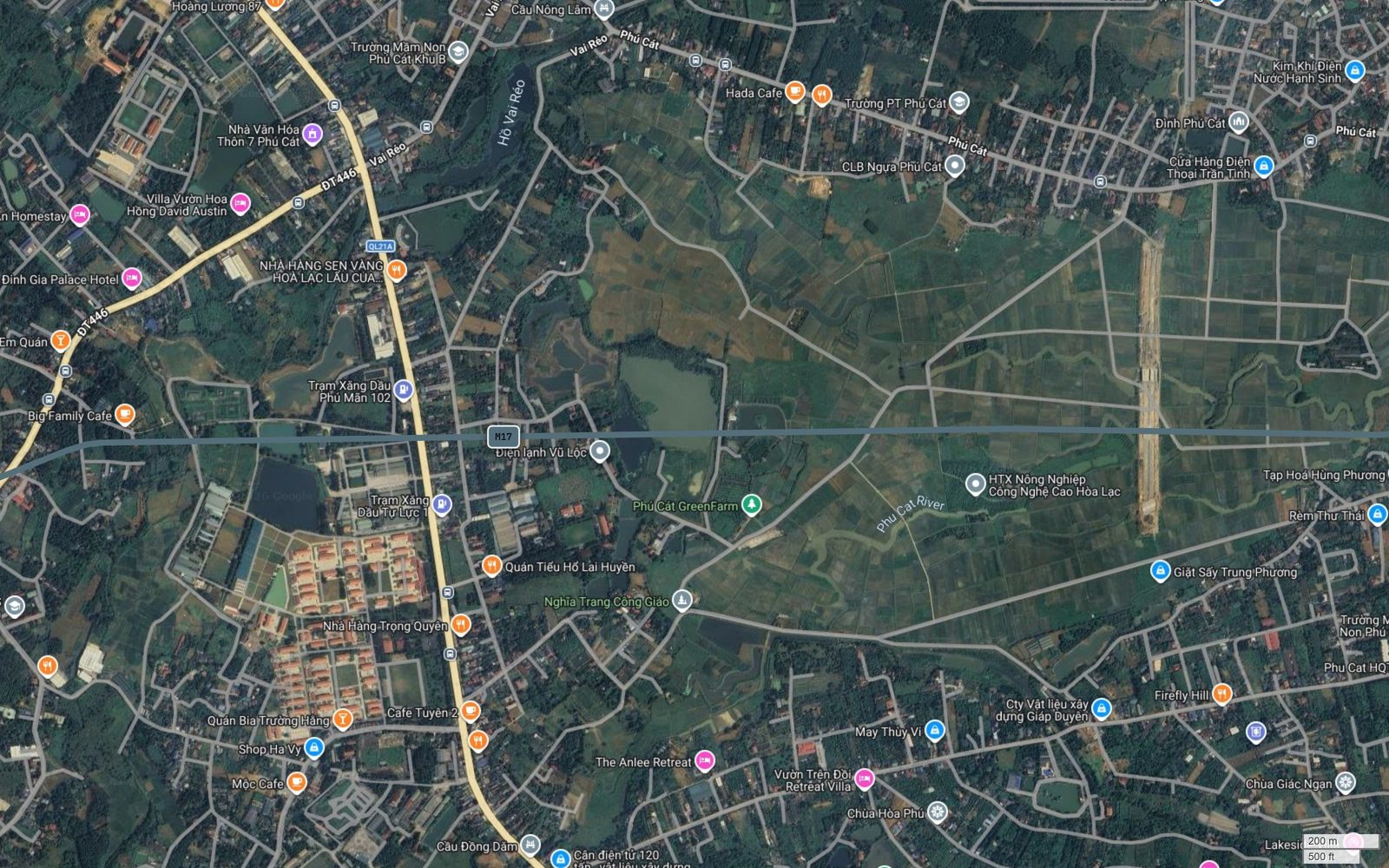 Tuyến metro số 17 Hà Nội băng qua cánh đồng Phú Cát, gần Trường PT Phú Cát, CLB Ngựa Phú Cát và Hợp tác xã Nông nghiệp Công nghệ cao Hòa Lạc