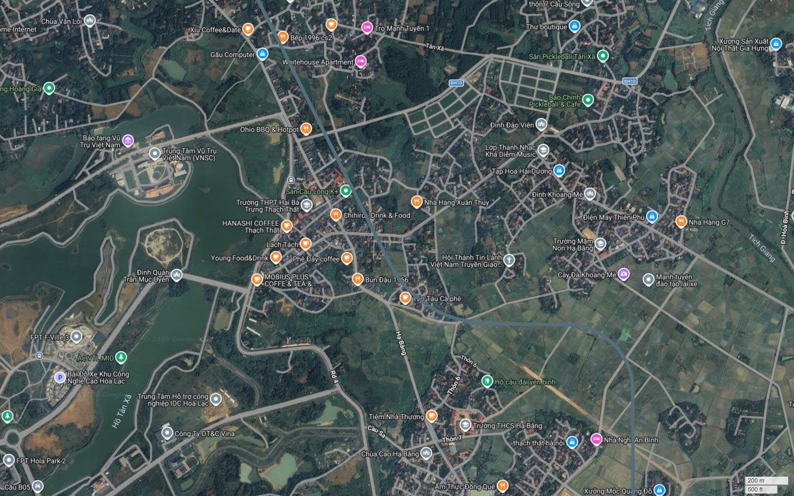 Tuyến metro số 17 Hà Nội đi dọc rìa đông Khu công nghệ cao Hòa Lạc, nhìn sang Hồ Tân Xã, FPT F-Ville 3 và Whitehouse Apartment