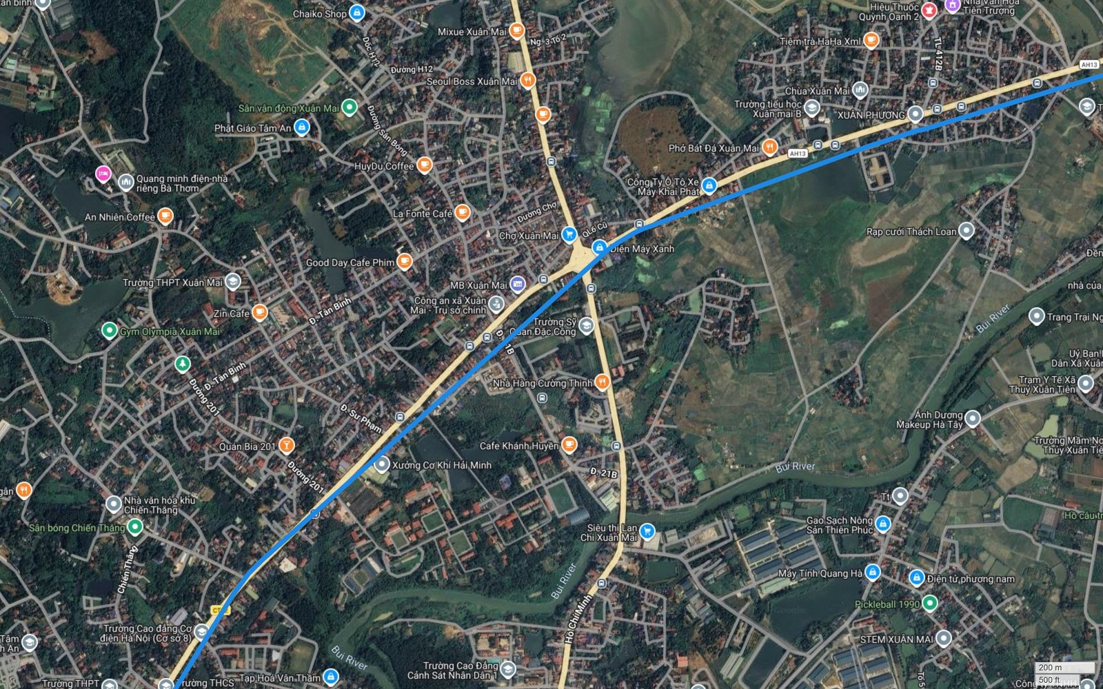 Tuyến metro số 2 Hà Nội cắt qua trung tâm Xuân Mai và trục đường Hồ Chí Minh, gần chợ Xuân Mai và Trường Sỹ quan Đặc công