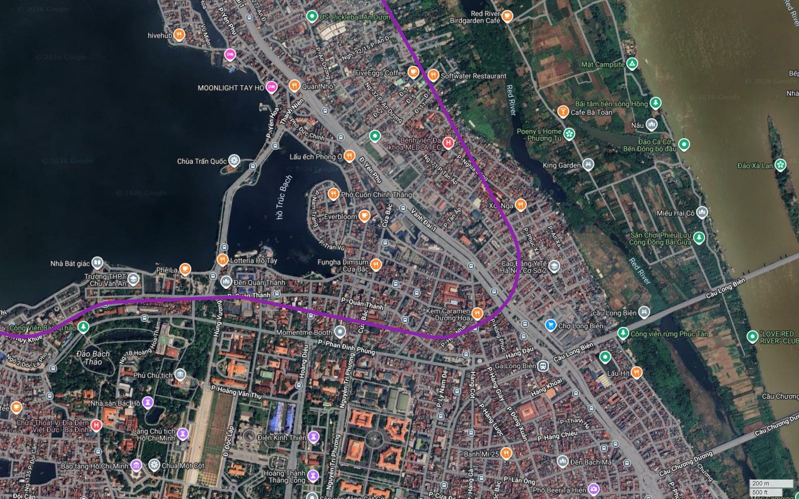 Tuyến metro số 5 Hà Nội bẻ lên phía bắc tại Yên Phụ, gần chợ Long Biên, ga Long Biên và hồ Trúc Bạch